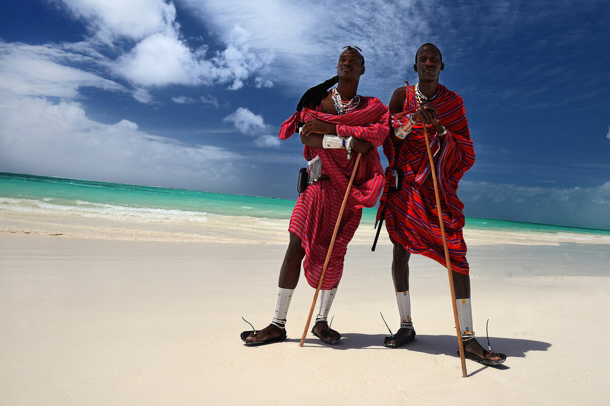 Чорный берег с белым песком